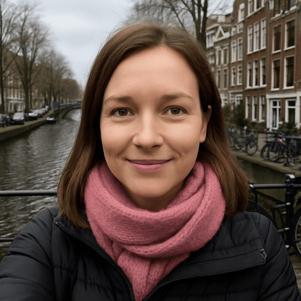 Voor: selfie vrouwelijke makelaar voor de gracht in Amsterdam
