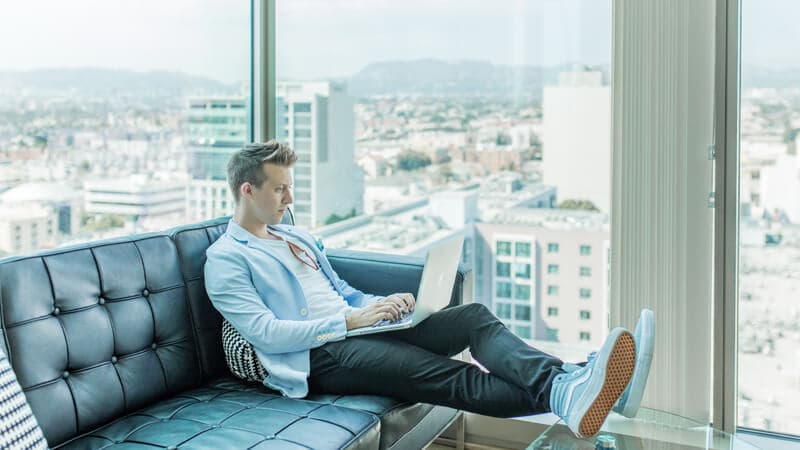 Ondernemer met laptop die op internet een freelance .NET ontwikkelaar zoekt