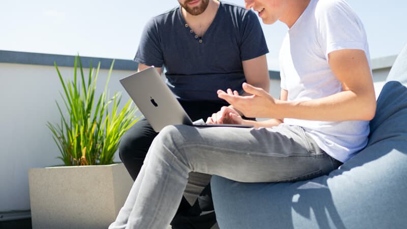 Twee ZZP'ers met een laptop die hun netwerk opbouwen