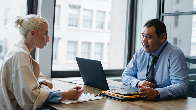 Afdelingsmanager van een bedrijft met een freelancer tijdens een interview