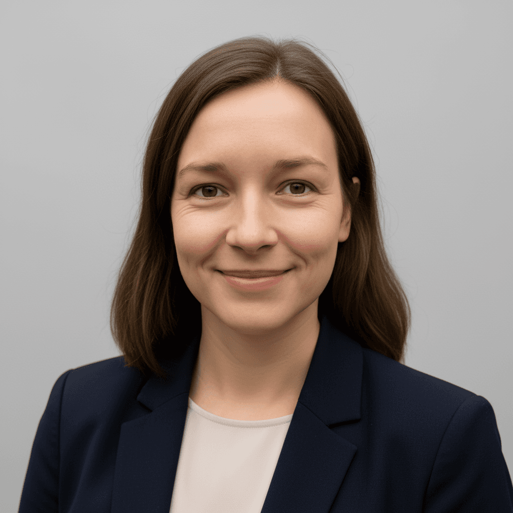 Na: professionele makelaars headshot voor LinkedIn in pak en met lichte achtergrond